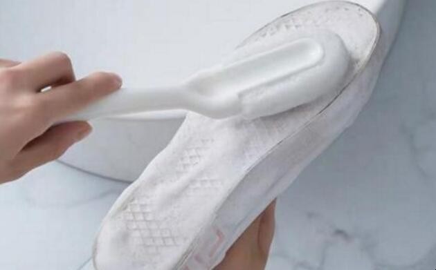 白色运动鞋网面怎么清洗